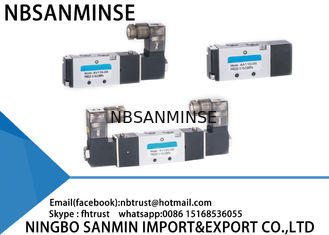 4V 100 series del solenoide de la válvula neumática del tipo controlado doble de tres posiciones de AirTAC
